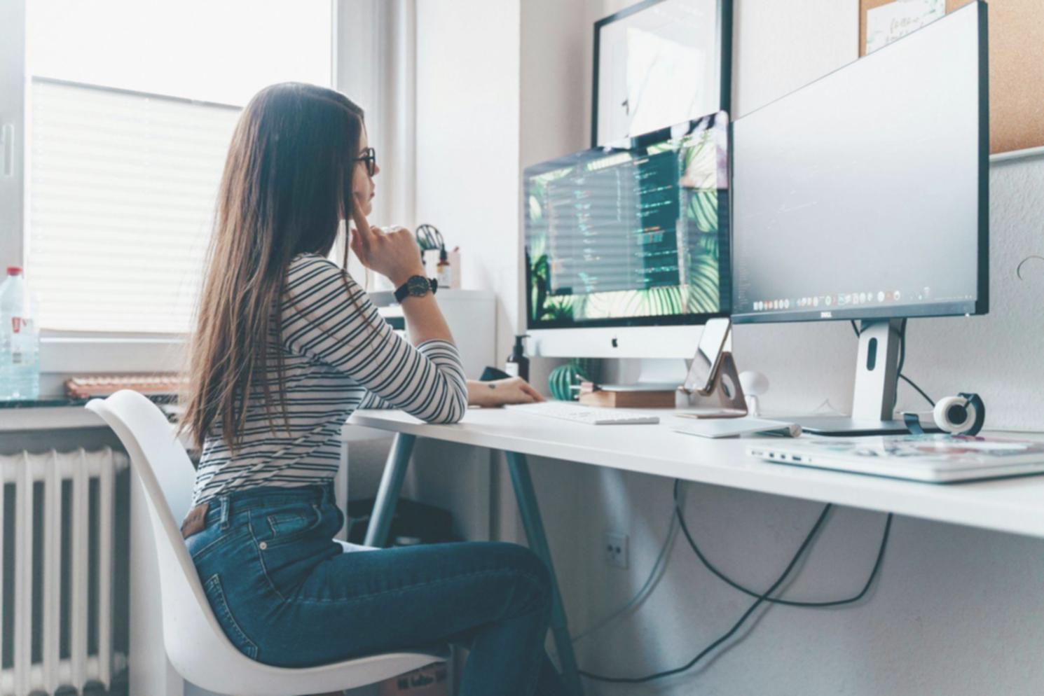 Espace de formation avec tableaux financiers et graphiques pédagogiques